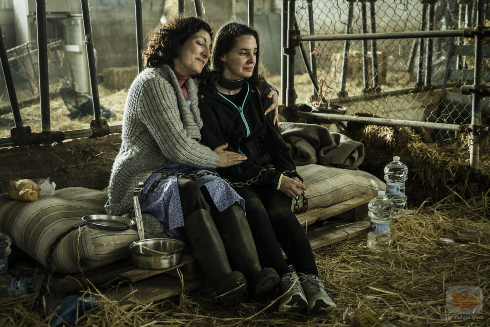 Susana y la joven secuestrada por ella y su marido en 'Vis a vis'