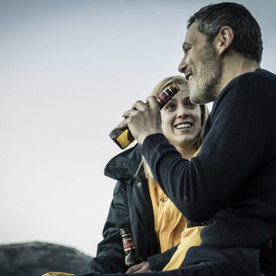 Macarena y Fabio beben cerveza juntos en 'Vis a vis'