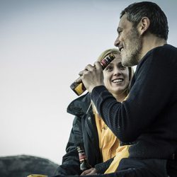 Macarena y Fabio beben cerveza juntos en 'Vis a vis'