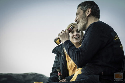 Macarena y Fabio beben cerveza juntos en 'Vis a vis'