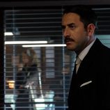 Antonio observa a un empleado de 'El Caso' con mirada desafiante