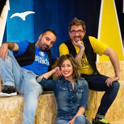 Los padrinos de 'La batalla de los pueblos' junto a su presentadora