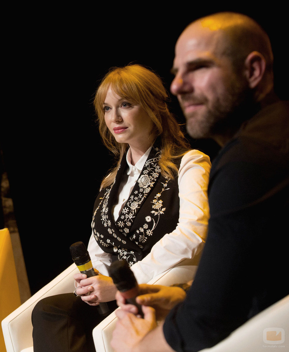 Christina Hendricks muy atenta en la ronda de preguntas y respuestas de 'Hap and Leonard'