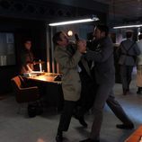 Los examigos Jesús y Camacho forcejean en la comisaría