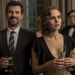 Amelia y Julián acuden juntos a la boda de Ortigosa y Natalia