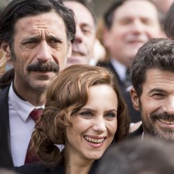 La patrulla original y Elena posan sonrientes ante un selfie