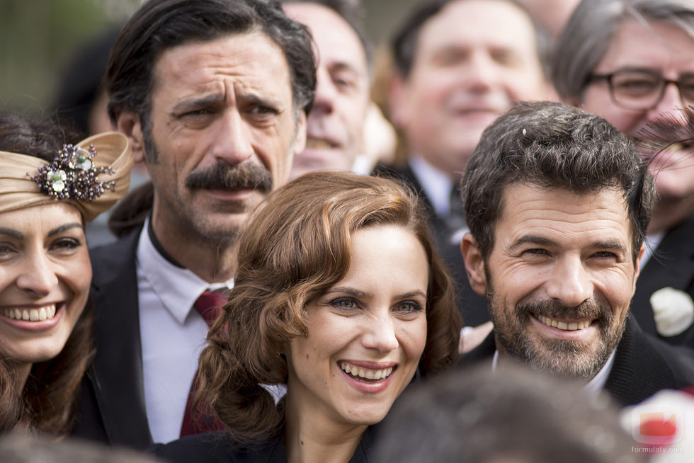 La patrulla original y Elena posan sonrientes ante un selfie