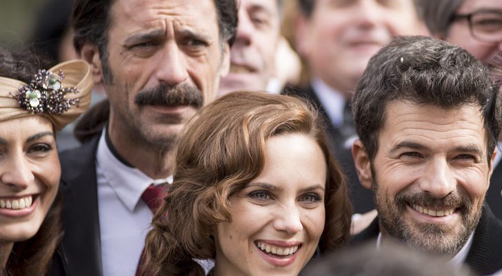 La patrulla original y Elena posan sonrientes ante un selfie