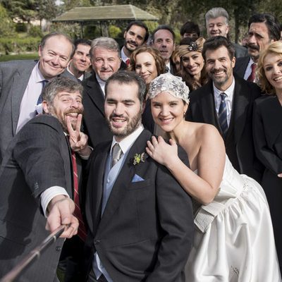 Raúl Cimas es el cuñado que hace un selfie