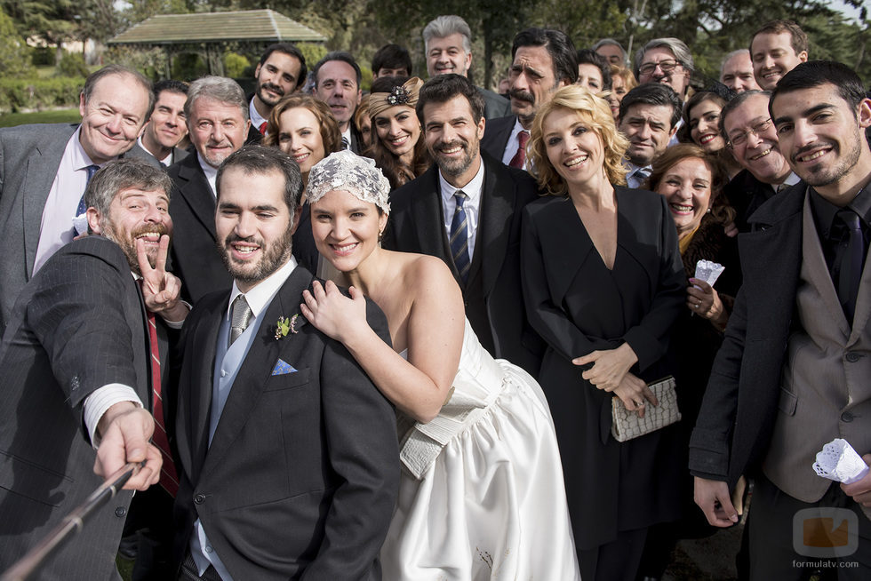 Raúl Cimas es el cuñado que hace un selfie 