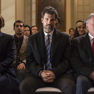 Julián, Amelia y Salvador prestan atención a la ceremonia