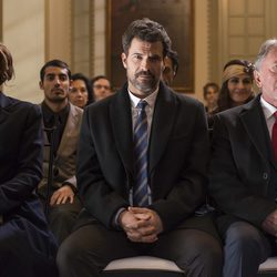 Julián, Amelia y Salvador prestan atención a la ceremonia