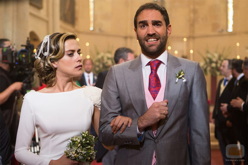 Carmen e Iñaki caminan hacia el altar