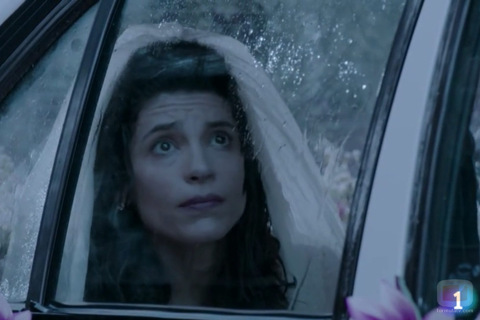 Inés preocupada ante la lluvia