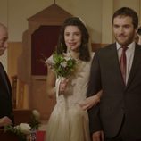 Inés llega al altar junto a su hermano Carlos