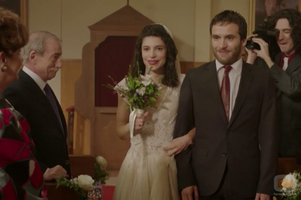 Inés llega al altar junto a su hermano Carlos