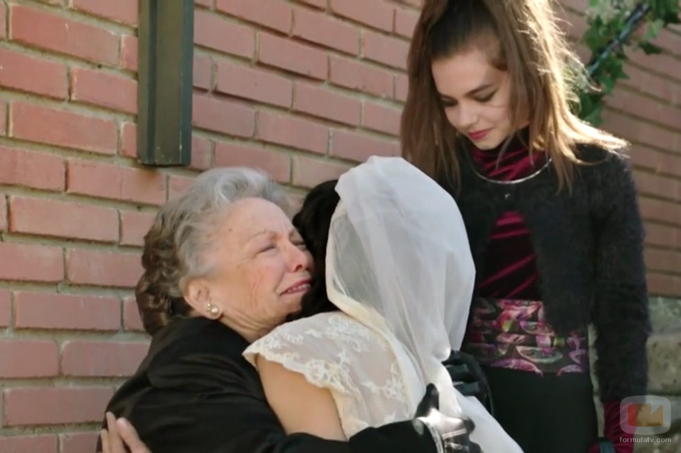 Herminia abraza emocionada a su nieta