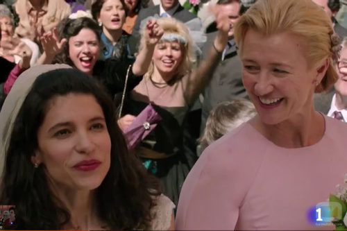 Madre e hija tiran el ramo de novia