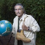 Miguel de la Quadra-Salcedo con las botas al hombro