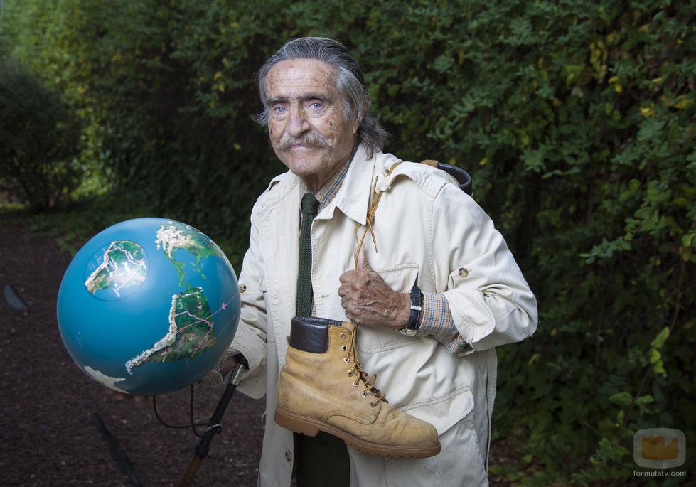 Miguel de la Quadra-Salcedo con las botas al hombro