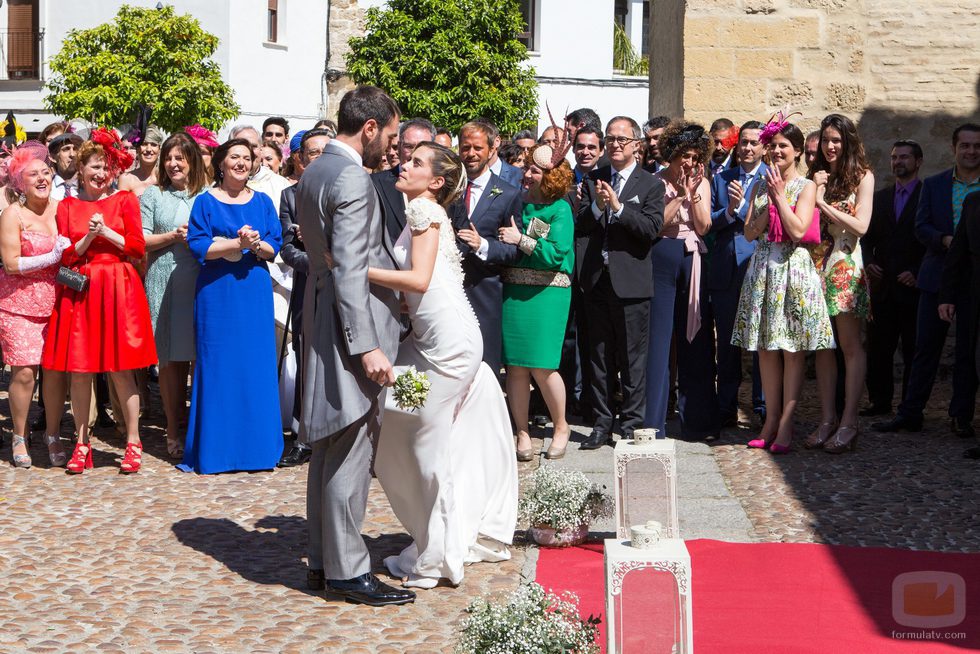 Carmen e Iñaki fuera de la iglesia tras su boda en 'Allí abajo'