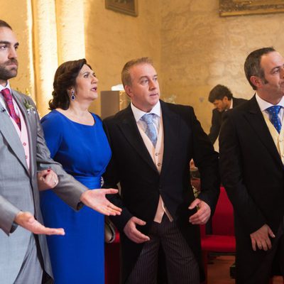 Iñaki desesperado en el altar de la iglesia en 'Allí abajo'