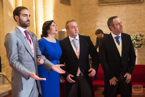Iñaki desesperado en el altar de la iglesia en 'Allí abajo'
