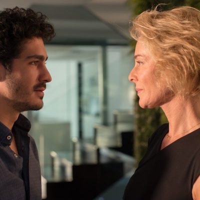 Claudia se enfrenta a Carlos en 'La Embajada'