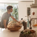 Claudia exige a Carlos que se vaya de Bangkok en 'La Embajada'