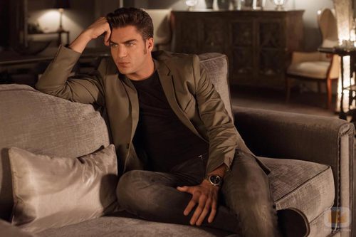 Roberto ofrece trabajo a Ester en 'La Embajada'