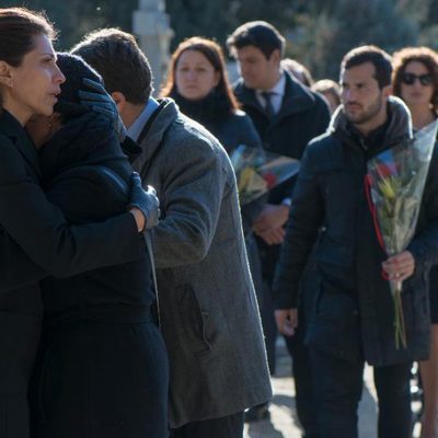 Olga muy afectada en el entierro de Bernardo en 'La Embajada'