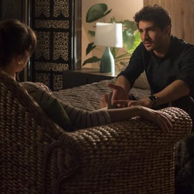 Ester no entiende los cambios de actitud de Carlos en 'La Embajada'