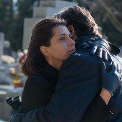 Olga abraza a Luis en el entierro de Bernardo en 'La Embajada'