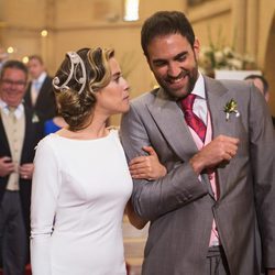 Iñaki y Carmen sonríen juntos tras su boda en 'Allí Abajo'