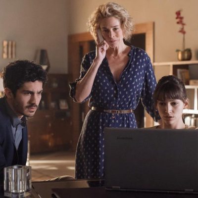 Claudia, Ester y Carlos descubren unas pistas en 'La Embajada'