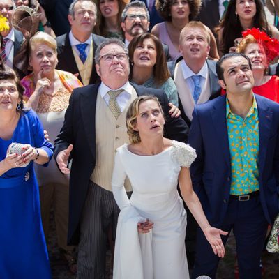 Carmen y los invitados de su boda miran al campanario de la iglesia asustados en 'Allí abajo'