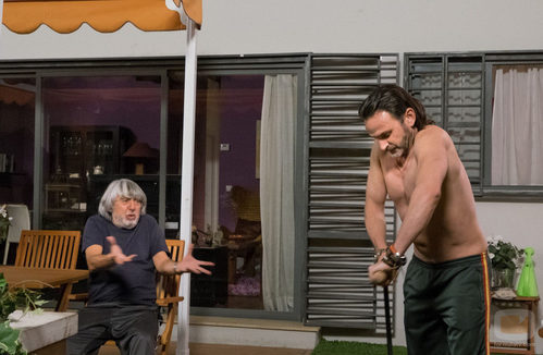 Fermín intenta encontrar agua en el jardín de Enrique en 'La que se avecina'