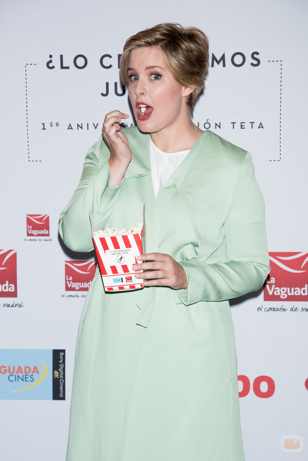 Tania Llasera come palomitas en "Sesión Teta"