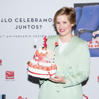 Tania Llasera sostiene sonriente una tarta de golosinas