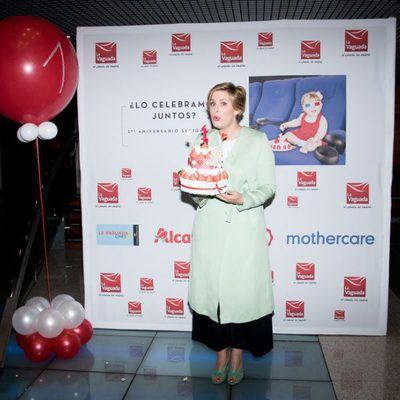 La presentadora bilbaína sopla las velas de una tarta de chuches