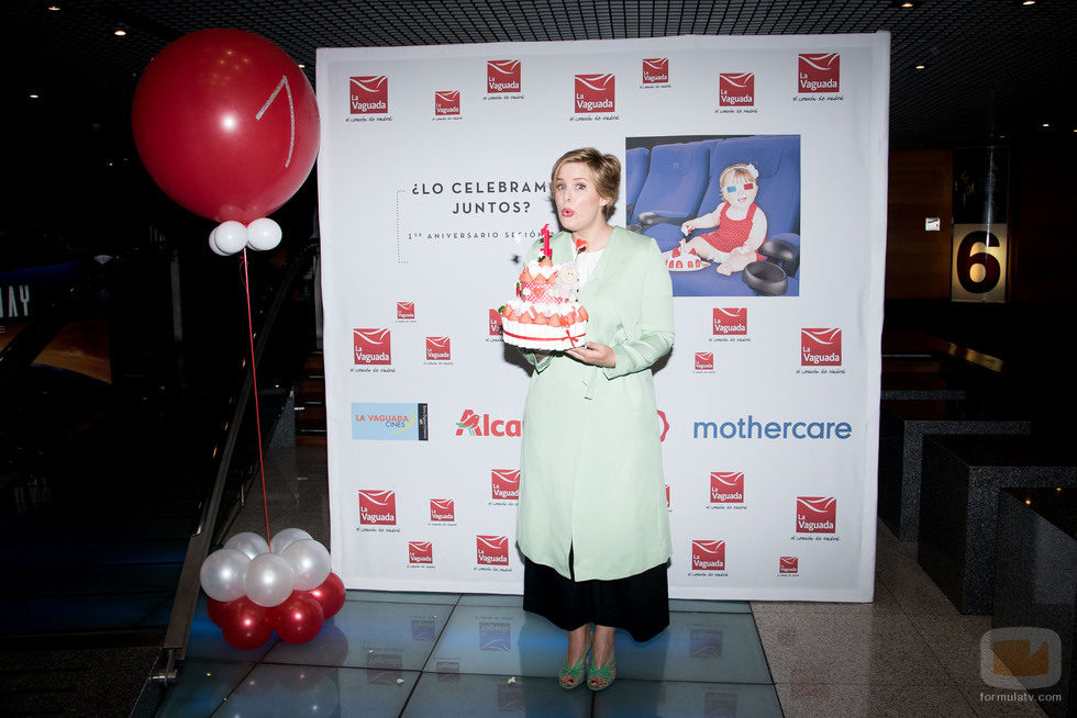 La presentadora bilbaína sopla las velas de una tarta de chuches
