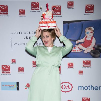 Tania Llasera se coloca como sombrero una tarta de golosinas