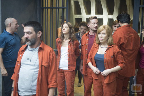 Los protagonistas ingresan en la cárcel en 'Supermax'