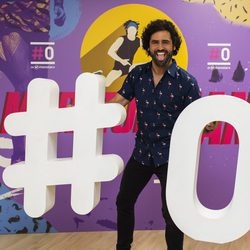 Raúl Gómez posa con el logo de #0 en la presentación de 'Maraton man'