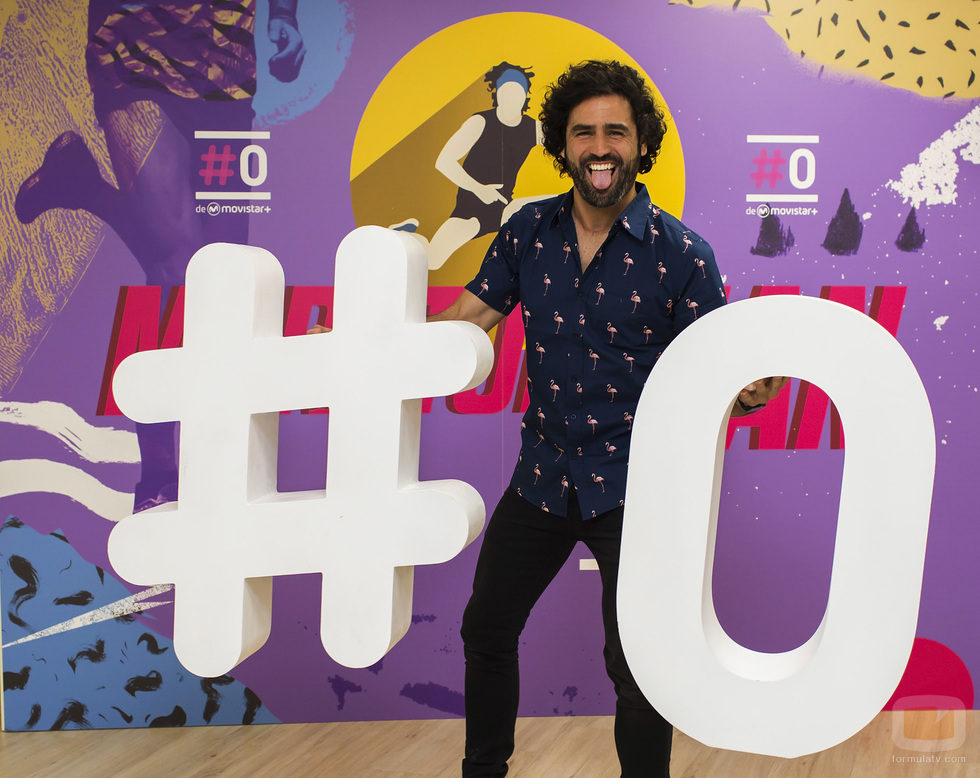 Raúl Gómez posa con el logo de #0 en la presentación de 'Maraton man'