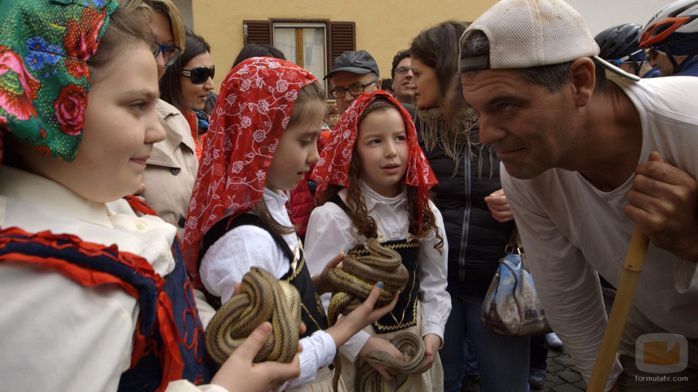 Frank Cuesta con las niñas de Cocullo