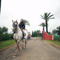 Malú una jinete en 'Mi casa es la tuya'