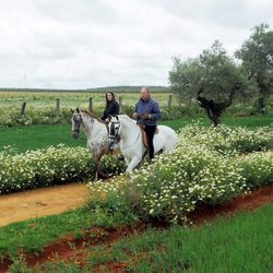 Malú y Bertín pasean a caballo