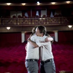 Pablo Iglesias y Joaquín Reyes se abrazan en 'Feis to feis'