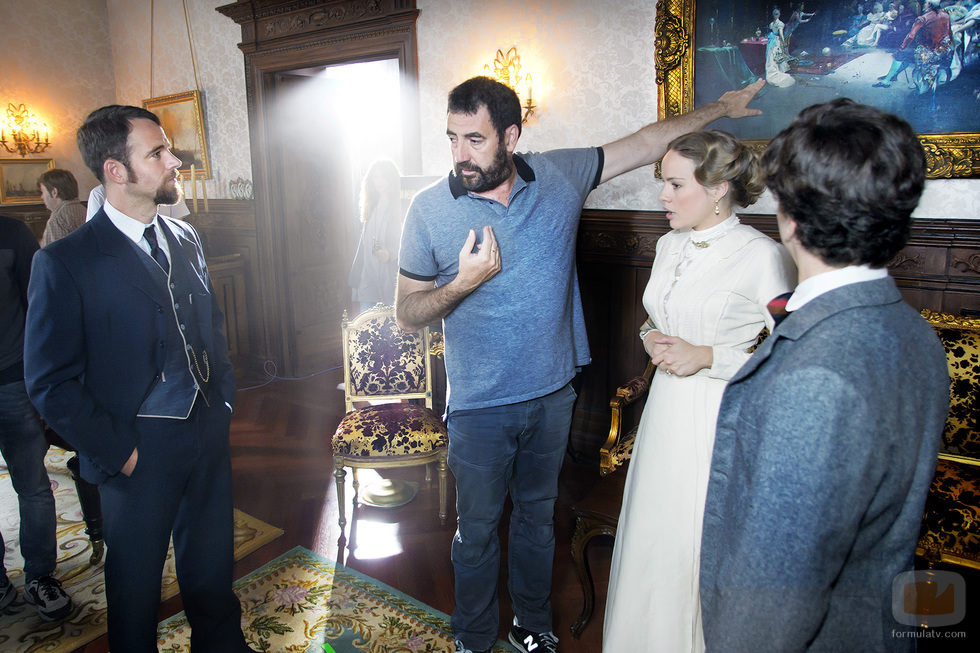 Carles Francino y Esmeralda Moya reciben indicaciones en 'Víctor Ros'